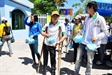 Liệt hai chân vẫn hăng hái tiếp sức sĩ tử