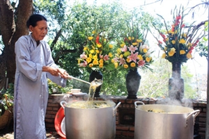 Độc đáo lễ thay xiêm y Mẫu tại Tháp Bà Ponagar