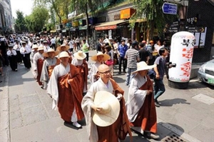 Hàn Quốc: Thành kính cung nghinh Đại tạng kinh Cao Ly qua các đường phố thủ đô Seoul