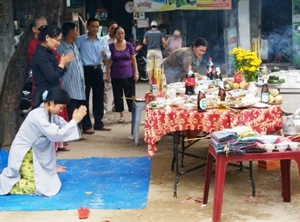 Cả thành phố bày bàn cúng âm hồn bên đường