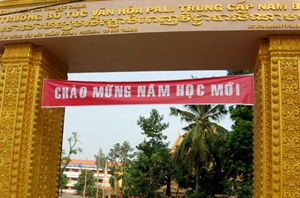 Các nhà sư đón năm học mới