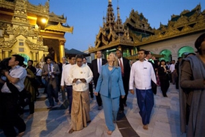 Hình ảnh Ngoại trưởng Mỹ Hillary Clinton chân đất viếng chùa thiêng của Myanmar