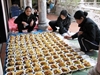 Hà Nội: Những bữa ăn từ thiện của chùa Linh Sơn
