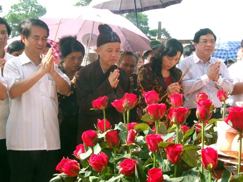 Làm lễ thắp hương trước khi rước tượng Thánh Gióng lên 
đỉnh núi đá Chồng