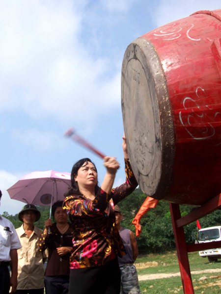 Đại diện lãnh đạo UBND thành phố Hà Nội phó chủ tịch bà 
NgôThị Thanh Hằng đánh hồi trống để bắt đầu lễ rước