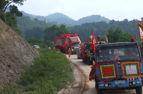 Đoàn xe chở tượng Thánh Gióng đang tiến gần tới đỉnh núi 
đá Chồng