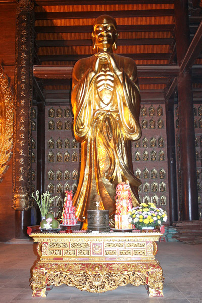 Bộ tượng A Nan - Ca Diếp bằng đồng lớn nhất: mỗi tượng nặng 30 tấn, cao 9m, đặt tại điện thờ Giáo chủ Thích ca Mâu ni.