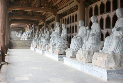 Chùa Bái Đính cò hành lang La Hán dài nhất với 500 vị La hán được tạc bằng đá xanh nguyên khối.