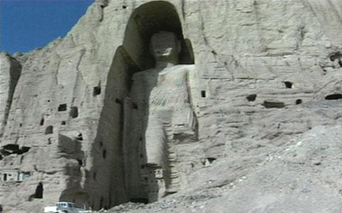 Tượng Phật khổng lồ tạc vào một bờ đá trong thung lũng Bamiyan vào thế kỷ thứ 6 là tượng Phật ở tư thế đang đứng lớn nhất của thế giới