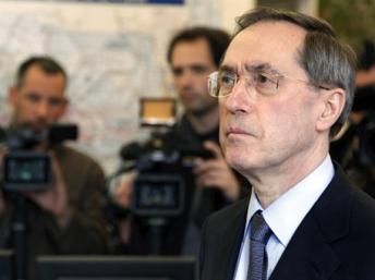 Bộ trưởng Nội vụ Pháp Claude Guéant tuyên bố muốn ngăn cấm mọi biểu hiện tôn giáo tại chốn công cộng (AFP)