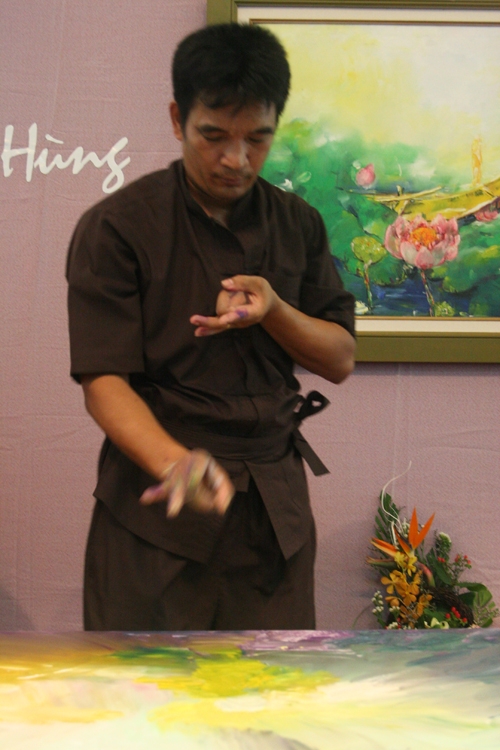 Họa sĩ Lê Mạnh Hùng trực tiếp vẽ tại triển lãm