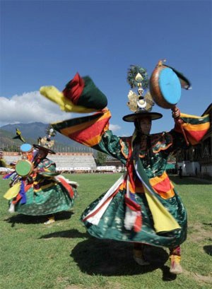 Các nghệ sĩ múa của Bhutan đang thực hiện buổi tổng duyệt cuối cùng trước khi tham gia biểu diễn trong đám cưới theo nghi thức truyền thống của quốc vương Khesar. Ảnh: AFP