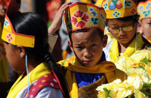 Các em bé tham gia đồng diễn trong đám cưới hoàng gia Bhutan. Ảnh: AFP