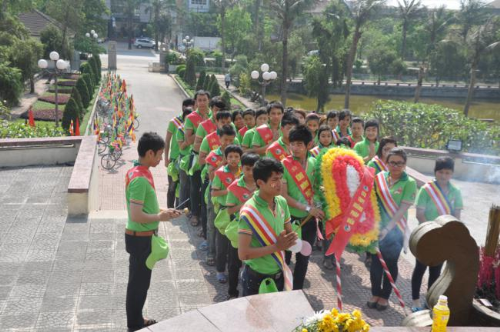Đặt vòng hoa tại Nghĩa Trang TP Vinh.jpg