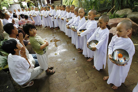 đi thu nhận của bố thí từ các tín đồ vào lúc bình minh và tham gia các lớp thiền hàng ngày