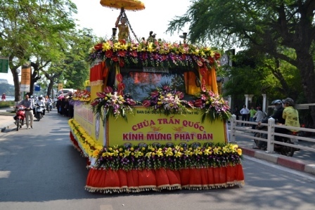 Xe hoa của chùa Trấn Quốc cung rước tượng Phật đản sanh