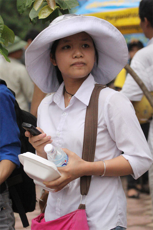 Thí sinh hớn hở ăn cơm trưa miễn phí, Bạn trẻ - Cuộc sống, thi dai hoc 2012, thi khoi a, thi mon toan, dai hoc tu nhien, com mien phi, sinh vien tu nhien, sinh vien tinh nguyen, ban tre, bao, gioi tre, ban tre cuoc song, 8x-9x