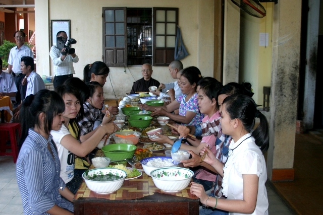 7.Cơm chay cùng các sư cô.jpg