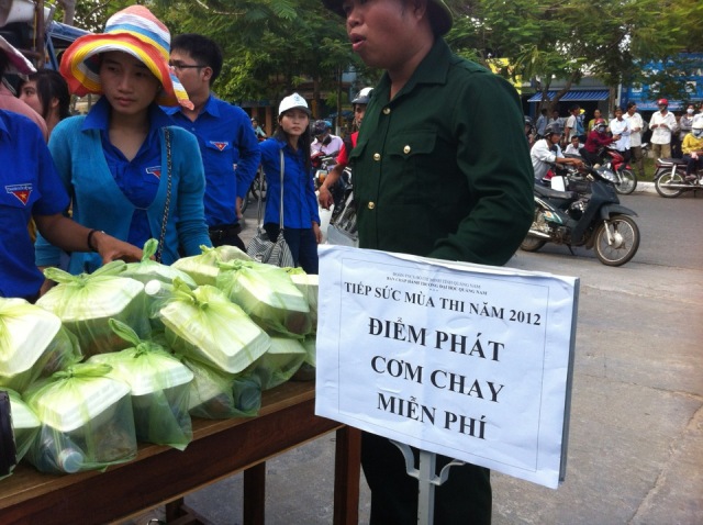 Điểm phát cơm chay.JPG