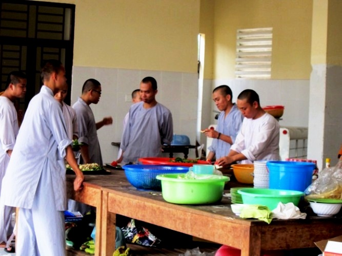 Không chỉ biết học tập, quý thầy tại Trường Trung cấp Phật học Đồng Nai còn chia nhau ra nấu ăn phục vụ cho đại chúng đang tu học