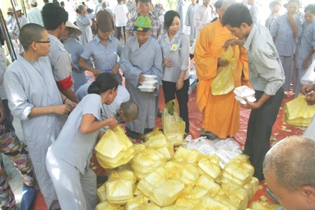20.000 suất cơm chay miễn phí đã được phát cho mọi người đến dự lễ hội