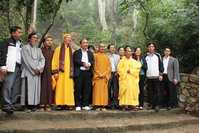 Phó Thủ tướng chụp ảnh lưu niệm với thầy Thích Tâm Mẫn và lãnh đạo Ban Quản Lý khu di tích danh thắng Yên Tử