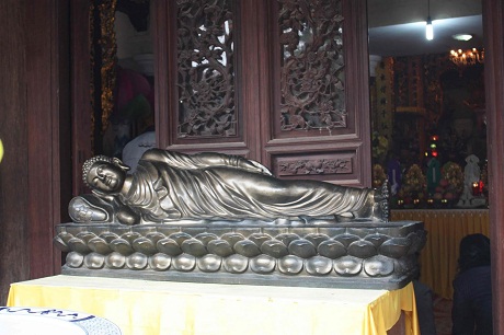 Bức tượng Đức Phật nằm nghỉ này thật đẹp và lạ.