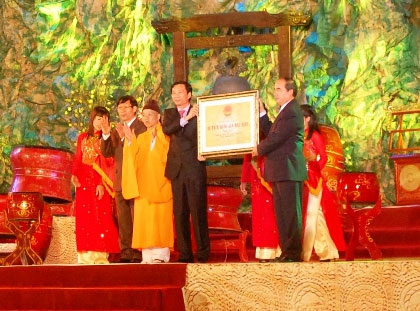 Phó Thủ tướng Nguyễn Thiện Nhân trao bằng di tích Quốc gia đặc biệt