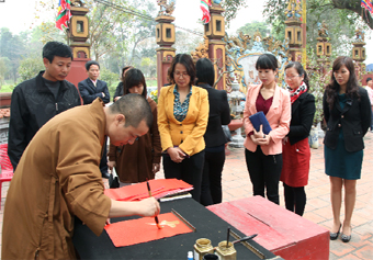 Nhiều người xin chữ và tự nguyện góp tiền ủng hộ cho Quỹ Khuyến học tỉnh Ninh Bình. Ảnh: Phạm Trường