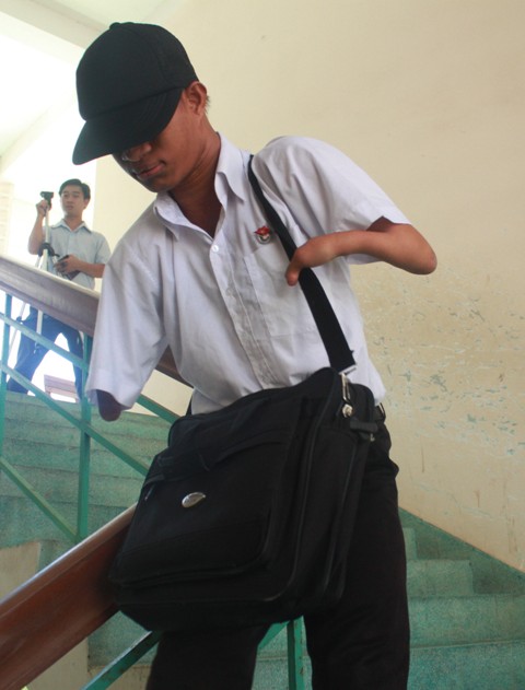 Nay Đroeng bước xuống cầu thang sau buổi thi Toán.