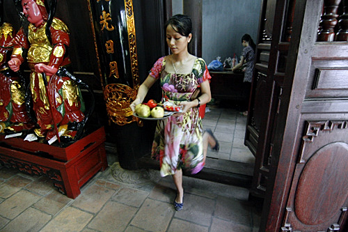 Người Hà Nội lên chùa làm lễ Vu Lan