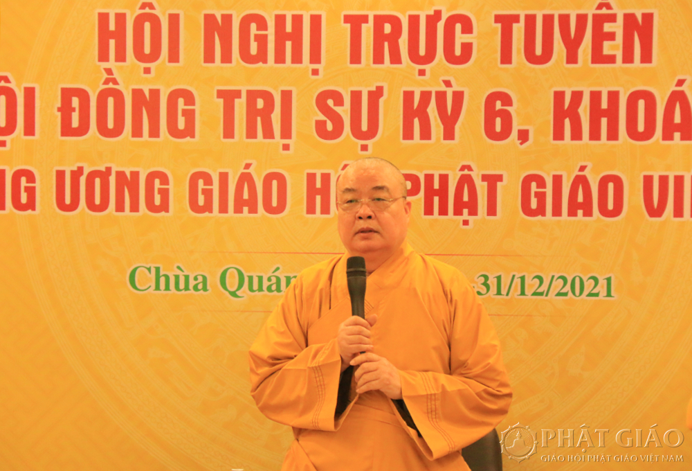 Hoà thượng Thích Thanh Nhiễu điều hành thảo luận.
