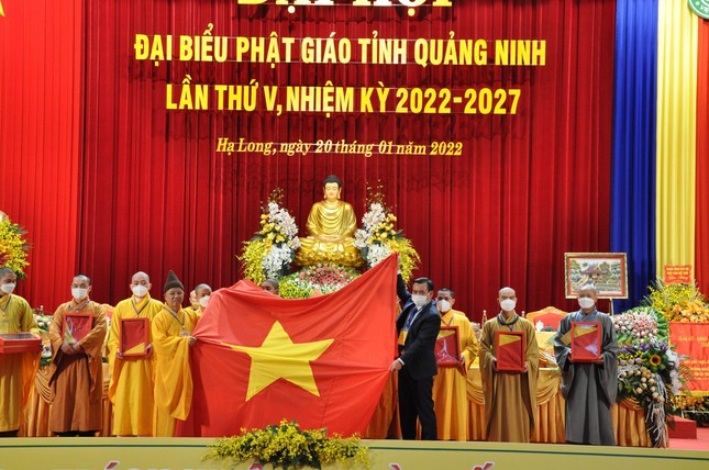 Hòa thượng Thích Thanh Quyết, cùng ông Hoàng Đức Hạnh, Phó Chủ tịch UBMTTQVN tỉnh Quảng Ninh cùng trao cờ Tổ quôc đến các chùa, cơ sở tự viện